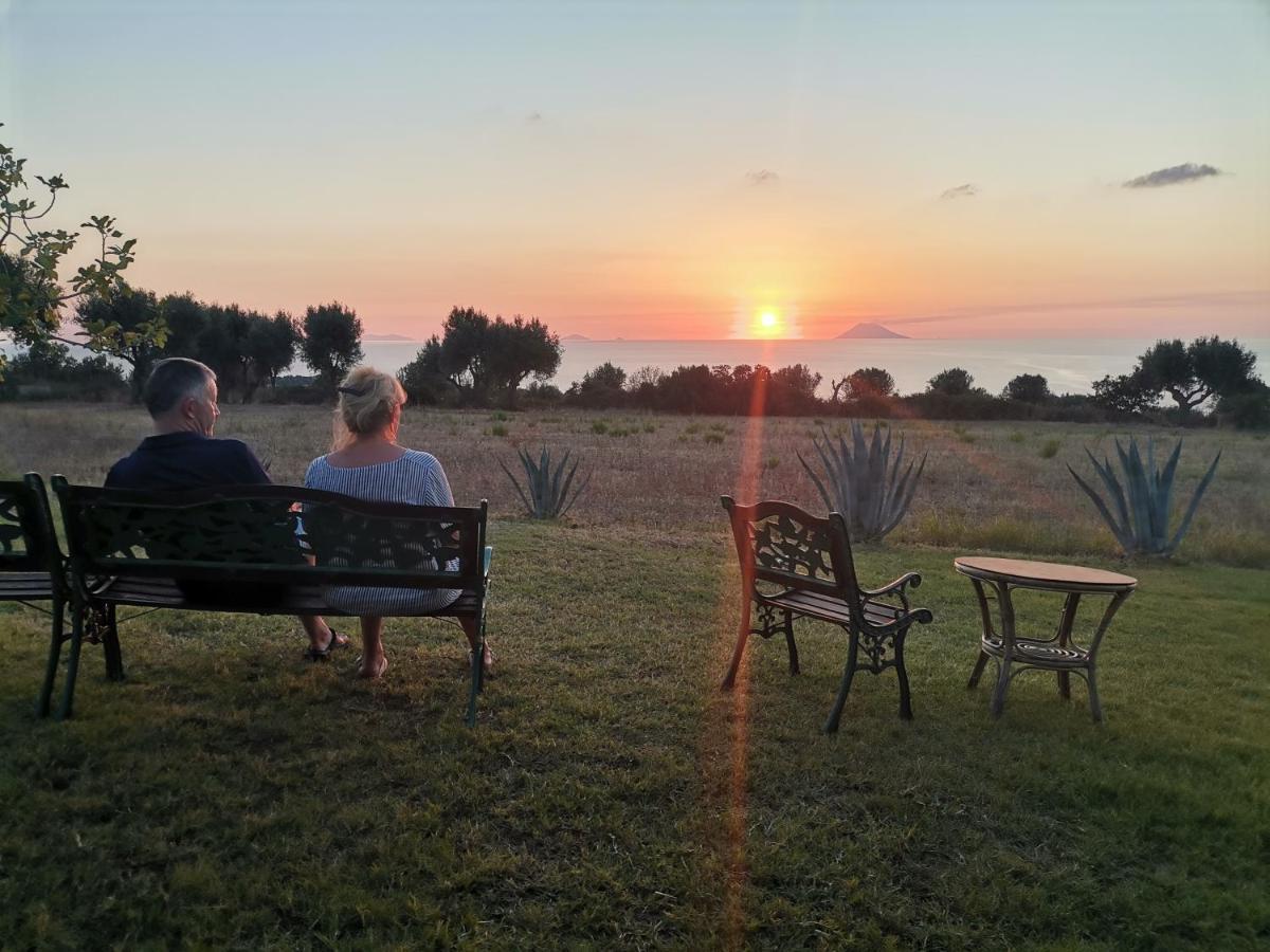 Agriturismo Ninea ริกาดี ภายนอก รูปภาพ