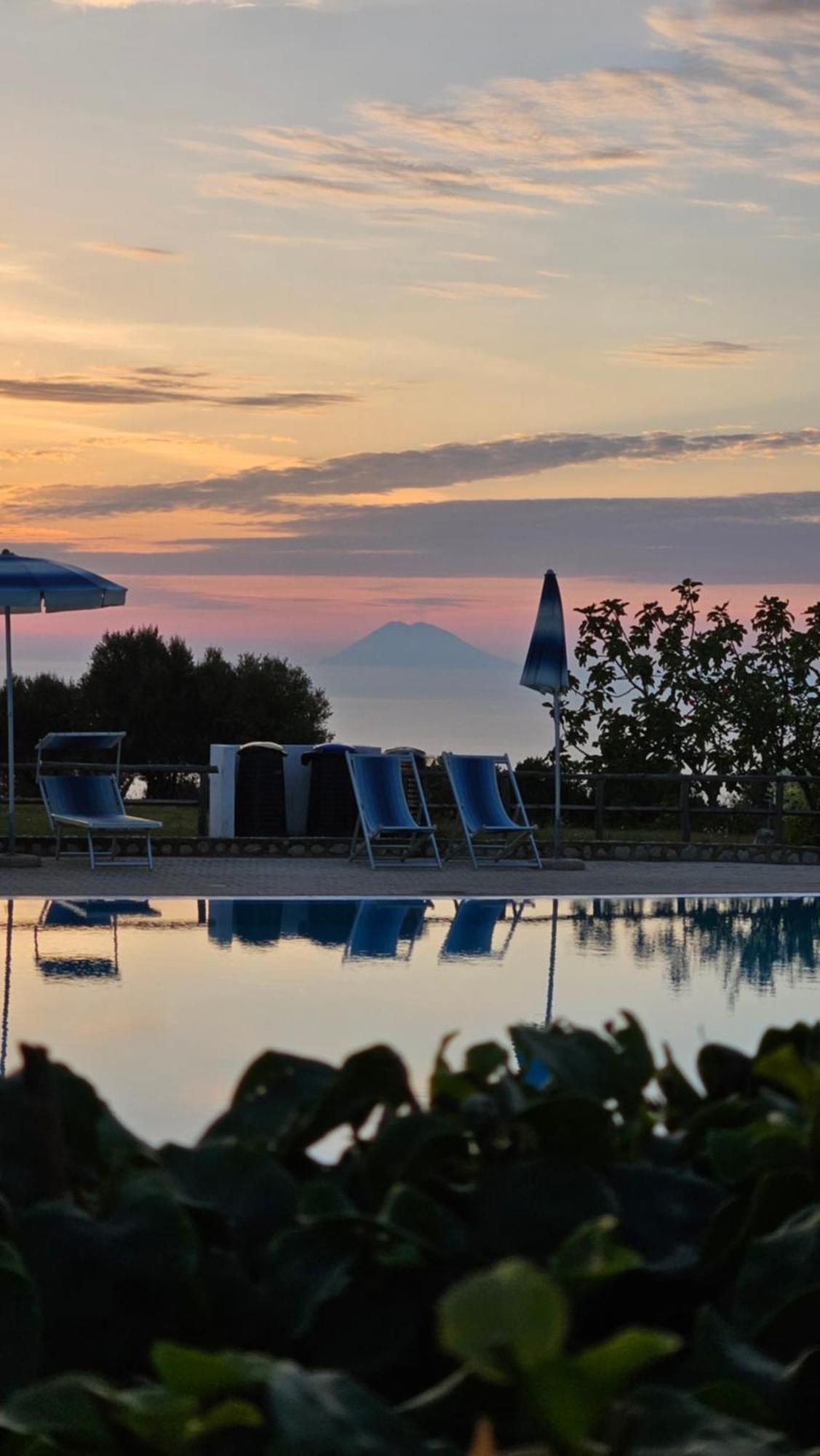 Agriturismo Ninea ริกาดี ภายนอก รูปภาพ